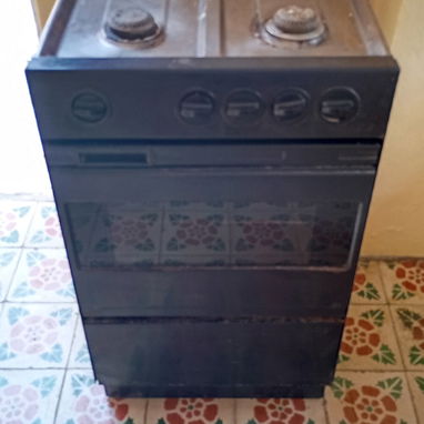 Se vende cocina con horno de gas  y cocina de 4 fogones - Img 123055824