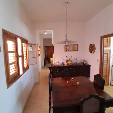 Se vende este casa en 50000usd con 2 anotaciones un baño, es en el Vedado la dirección es en 11 y 16 cerca d línea y 16 - Img 125552898