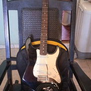Guitarra eléctrica marca gas familia de la Fender nueva con sus accesorios y estuche 450 usd - Img 56351854