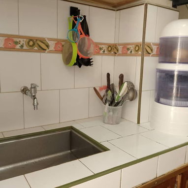 Venta de acogedor apartamento en bajos de un biplanta, 1 habitación  Reparto Modelo, Regla. - 5/10