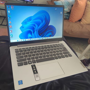 Vendo Laptop Lenovo Prácticamente nueva.Intel Petium Silver Quad Core de 4 núcleos 10ma generación.128 SSD. - Img 124094564