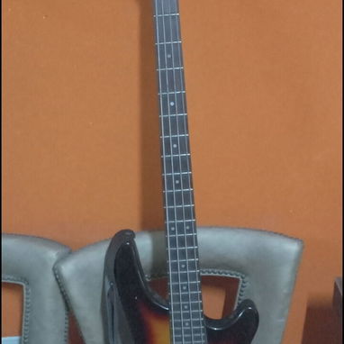 Bajo eléctrico(200usd) y guitarra clásica profesional(200usd)en venta. Miguel, 54755950. Fontanar - 2/2
