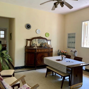 Casa a la venta en planta baja con un espacioso patio, garaje Privado a pocos metros de 13 y 68 - Img 116530482