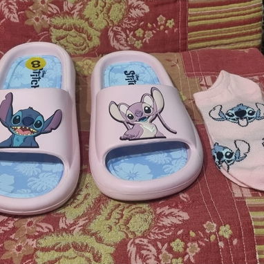 Par de Sandalias Stitch + 2 pares de Medias Stitch + 3 Llaveros Stitch - 2/4