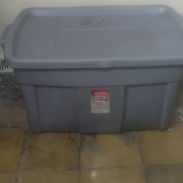 Baúl con tapa marca Rubbermaid - Img 55740822