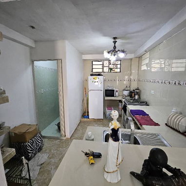 *53_Se vende 🏡 puerta de calle en Centro Habana*  ✔️*HAY un parqueo estatal cerca*  ✔️*En la planta baja sala,comedor y - Img 122990838