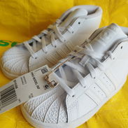En venta un par de zapatos blancos marca Adidas para niño/niña - Img 52918377