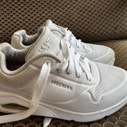 Zapatilla blancas Skechers para inicio de clases poco uso - Img 56929363