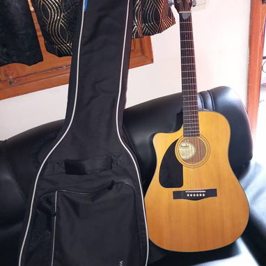 Se vende guitarra con bolsa de traslado poco uso baterias incluidas - Img 120997491