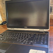 Laptop conectada a la corriente - Img 57622354