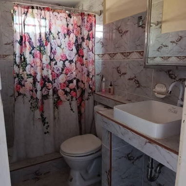 Vendo casa de 3 niveles , puerta a calle , en el Cerro cerca de Ayestaran  , tiene kit solar incluido - 5/10