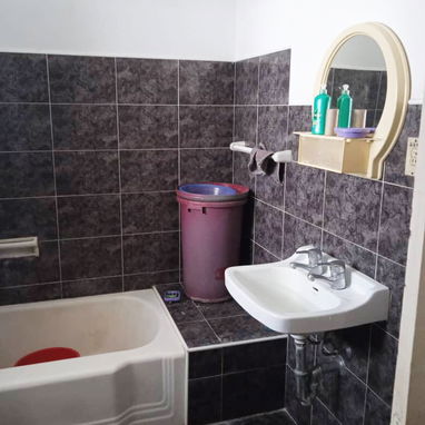 Vendo departamento en el Vedado muy céntrico, construcción antigua en muy buen estado - Img 124121652