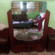 Se vende Coqueta antigua de caoba con sus dos mesitas de noche - Img 56284466