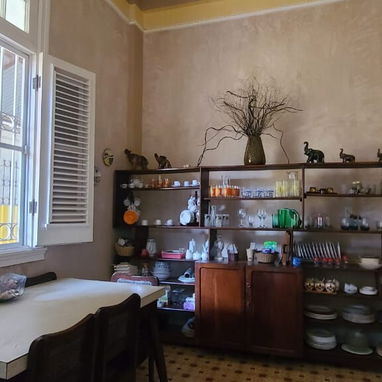 Se vende una casa neocolonial en zona muy céntrica de Morón - Img 120437094