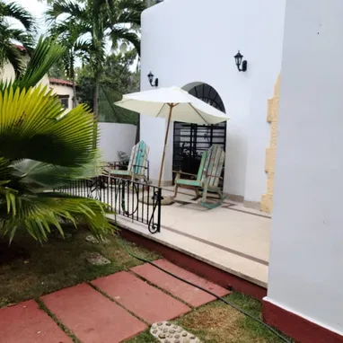 Casa colonial de 2 niveles amplia en Miramar - Img 121234010