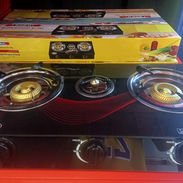 Foto de gas de 3 quemadores de cristal templado con magneto marca Boko - Img 56729435