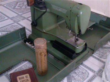 Maquina de coser ELNA eléctrica,con todos sus accesorios - Img 67697749