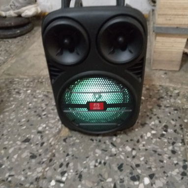 Vendo mi bocina que solo tiene un mes de uso, se escucha super bien y tiene su micrófono - Img 124811948