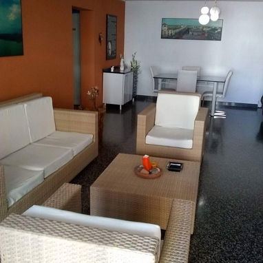 SE RENTA APARTAMENTO DE 3 HABITACIONES EN EL VEDADO, CON VISTA AL MALECON HABANERO. 53880216 - Img 121929347