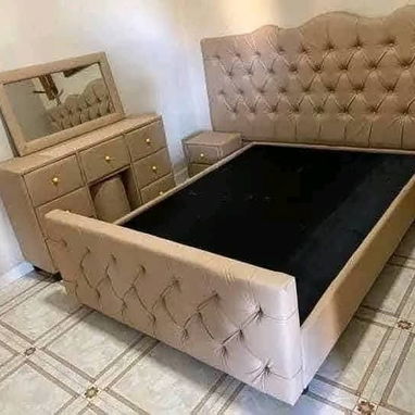 Camas capitoneadas y de tubo, colchones y muebles con mensajería gratis - 2/10
