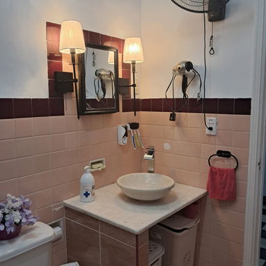 Acogedor apartamento ubicado a una cuadra del parque John Lennon. Ideal para largas estancias de estudiantes y familias. - Img 117936995
