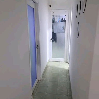 APARTAMENTO EN ALTOS 4TO PISO CERCA  DE  15 Y 17 VEDADO  🪟 CON BALCON  VISTA 🪟 AL MAR 🌊 - Img 120211895