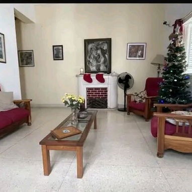 Casa Capitalista Totalmente Independiente en la Víbora.  A unos pasos de Santa Catalina. - 4/5