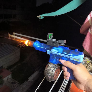 Pistolas de agua de pilas recargables cuado el agua pasa x la punta alumbra súper lindo - 2/6