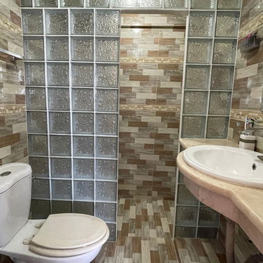 Se vende casa de 3 pisos en calzada luyanohecha completa nueva 58275096 ajustable con dinero en mano con cosas o vacía - Img 114857460