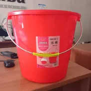 CUBO DE PLÁSTICO CON ASA METÁLICA, VARIEDAD DE PRODUCTOS PARA EL HOGAR, ELECTRODOMÉSTICOS, CELULARES Y ACCESORIOS, ETC - Img 57765607