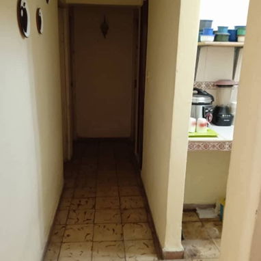 Apartamento interior de 3 cuartos con closet en nuevo vedado - Img 98363220