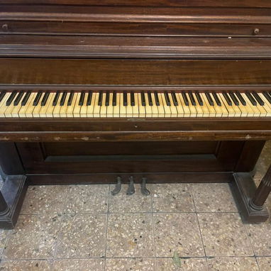 se vende piano de pared , perfecto estado - 5/6