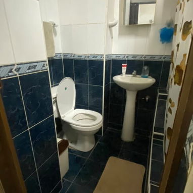 Buenas tardes se vende esta casa en 7500 usd en la habana vieja,parque cristo.Se deja con un juego de comedor, refrigera - 9/10