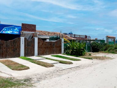 ⭐ Renta casa en Guanabo a solo 10 m del mar con 3 Habitaciones,3 baños, minibar, terraza, barbecue, parqueo - Img 64791635