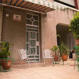 Renta en el Vedado. Habana📍(cerca de coppelia zona céntrica) es para una o dos personas( pareja) tranquilos y solo gara - Img 125983358