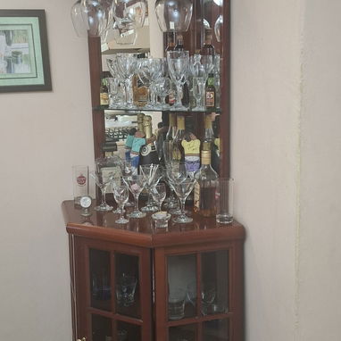 BAR ESQUINERO CON COPAS, VASOS Y BOTELLAS TODO INCLUIDO - Img 124264983