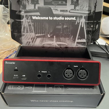 Vendo interface de sonido Fucusrite Scarlett 2i2 4ta generación nueva - Img 121205286