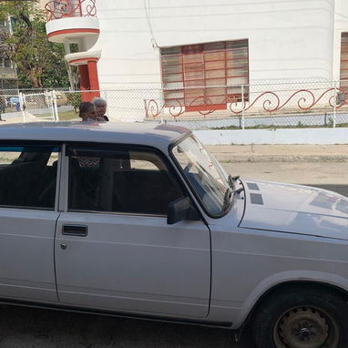 Lada 2107 color blanco. 52,400 km. Siempre en garaje - Img 117414353