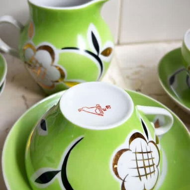 Porcelana . Lampara , tazas de café y revistero de caoba - Img 122958237