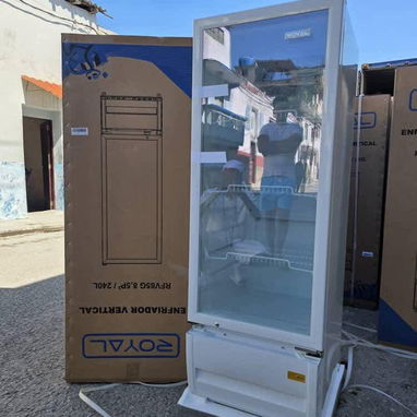 Exhibidora Vertical 8.5 pies Royal Puerta vidrio con llave, Ruedas precio $510 USD Transporte incluido - Img 124447633