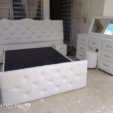 Cama Tapizada con Mesitas de Noche. Envío Gratis y Garantía - 2/3