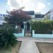 *🏡 SE VENDE CASA BIPLANTA EN BAJOS – PLAYA, REPARTO LA SIERRA.*  Propiedad amplia de construcción sólida (año 1940) con - Img 55594100