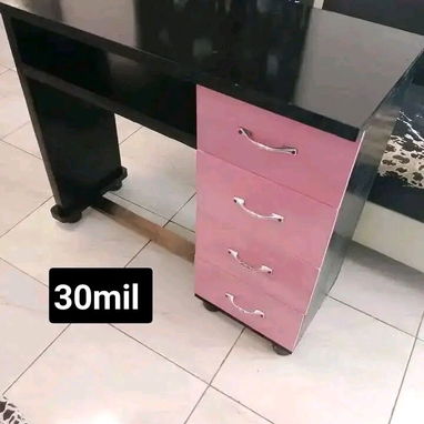 MESITAS DE UÑAS - 9/10
