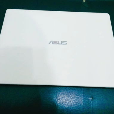 140 USD 💻 Laptop Asus blanca – Como nueva de paquete. - 4/5