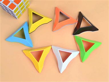 Stand para cubos de Rubik - exhibidor triangular - para cuberos y coleccionistas - Img main-image-40777023