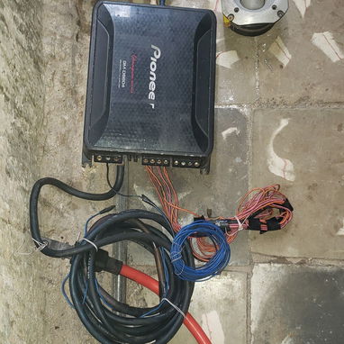 Planta pioneer con sus cables llegar y montar. Twitter gravity - 2/4