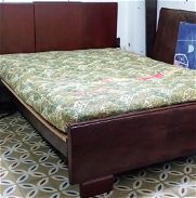 Vendo cama de madera con ambas mesitas de noche y colchón. - Img 45955744