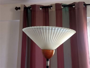 Elegante lampara de pie - Img main-image