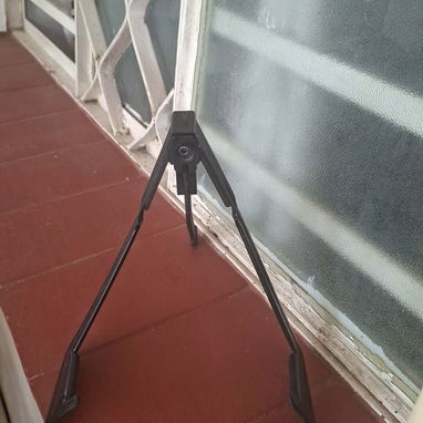 Vendo 2 stand ó atril para guitarra eléctrica y acústicas - Img 127362821
