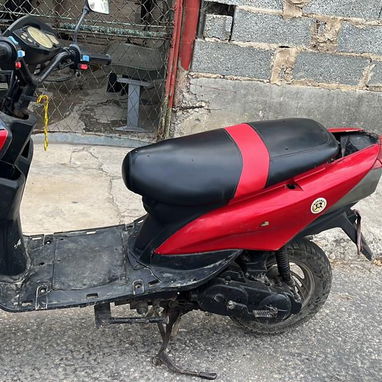 Moto automática 100 cc rin 12 alante y 10 atrás papeles del motor y papeles del cuadro 600 hay q pasarle la mano pero es - Img 124047908